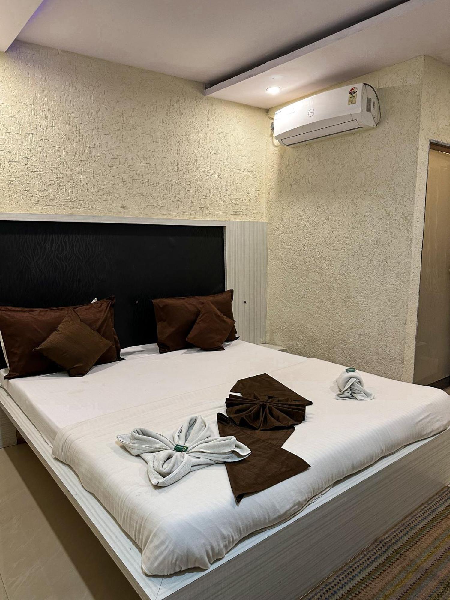 Hotel Payal & Restaurent Pachmarhi ภายนอก รูปภาพ