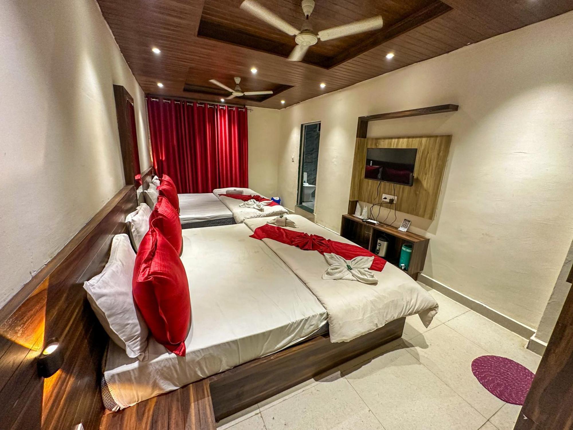 Hotel Payal & Restaurent Pachmarhi ภายนอก รูปภาพ